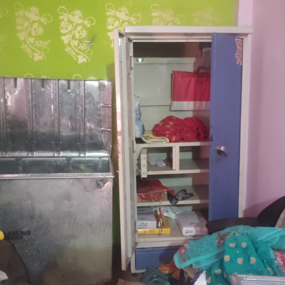 कानपुर में घर का ताला तोड़कर लाखों की चोरी:परिवार छत पर सोता रहा, जेवर-नकदी लेकर चोर फरार; पुलिस जांच में जुटी