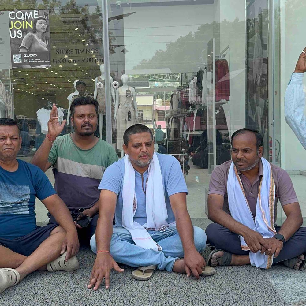 50 साल पुराना बरगद काटने पर हंगामा:कानपुर में स्थानीय लोगों ने सड़क जाम की, जूडियो शोरूम के खिलाफ नारेबाजी