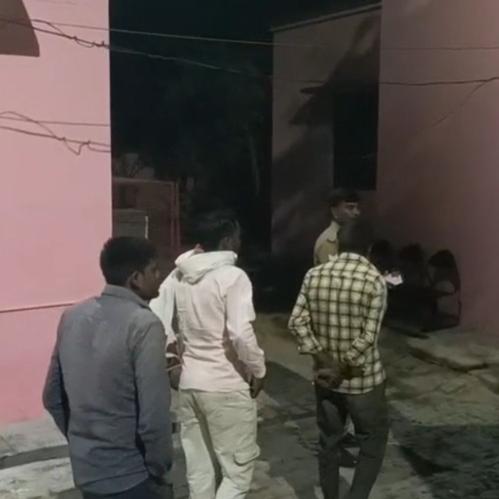 पैसों के लिए देवर ने भाभी को कुल्हाड़ी से काटा:बहराइच में पति की मौत पर बीमा का मिला था 5 लाख रुपए, आरोपी फरार