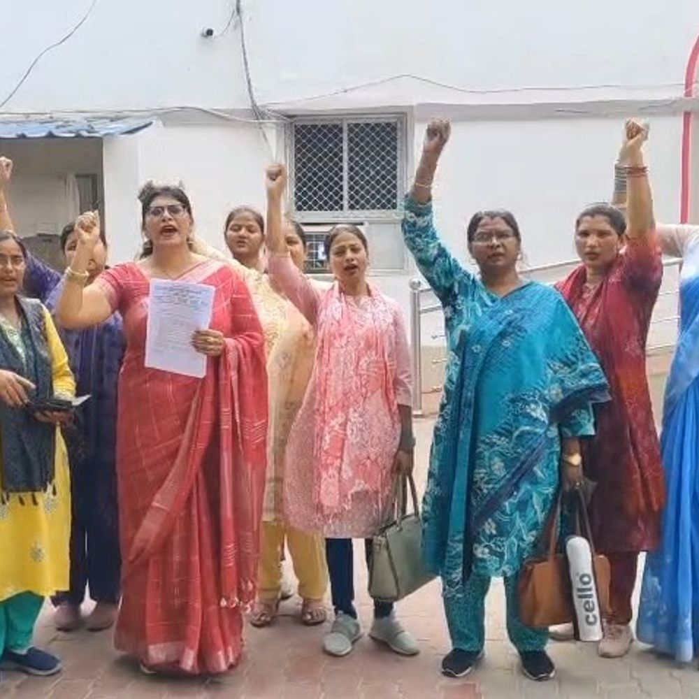 महिला शिक्षक संघ का प्रदर्शन,जनगणना ड्यूटी से छूट की मांग:7 सूत्रीय ज्ञापन डीएम को सौंपा, आगामी जनगणना कार्य से जुड़े मुद्दे