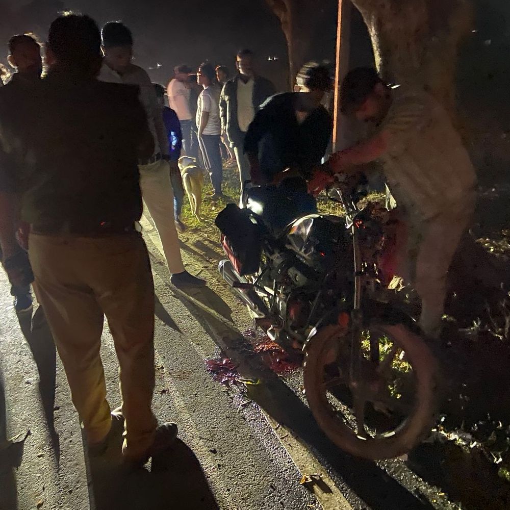 चित्रकूट में बाइक पेड़ से टकराई:तेरहवी का निमंत्रण देने जा रहे चाचा-भतीजे की मौत