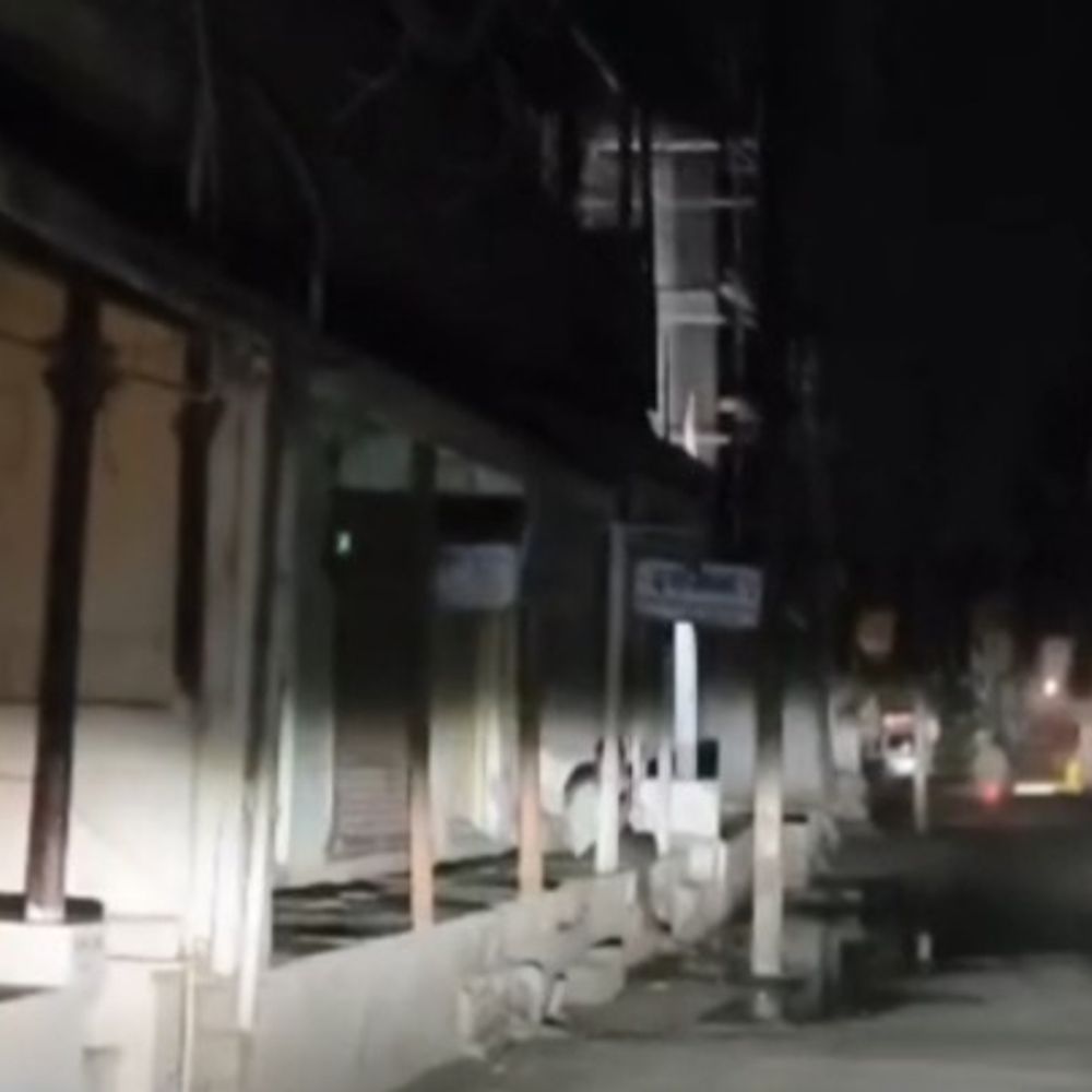 बुरहानपुर के तीन वार्डों में तीन दिन से अंधेरा:शिकायत के बाद भी स्ट्रीट लाइटें चालू नहीं हुईं, जेई बोले- मैं दिखवाता हूं क्या कारण रहा