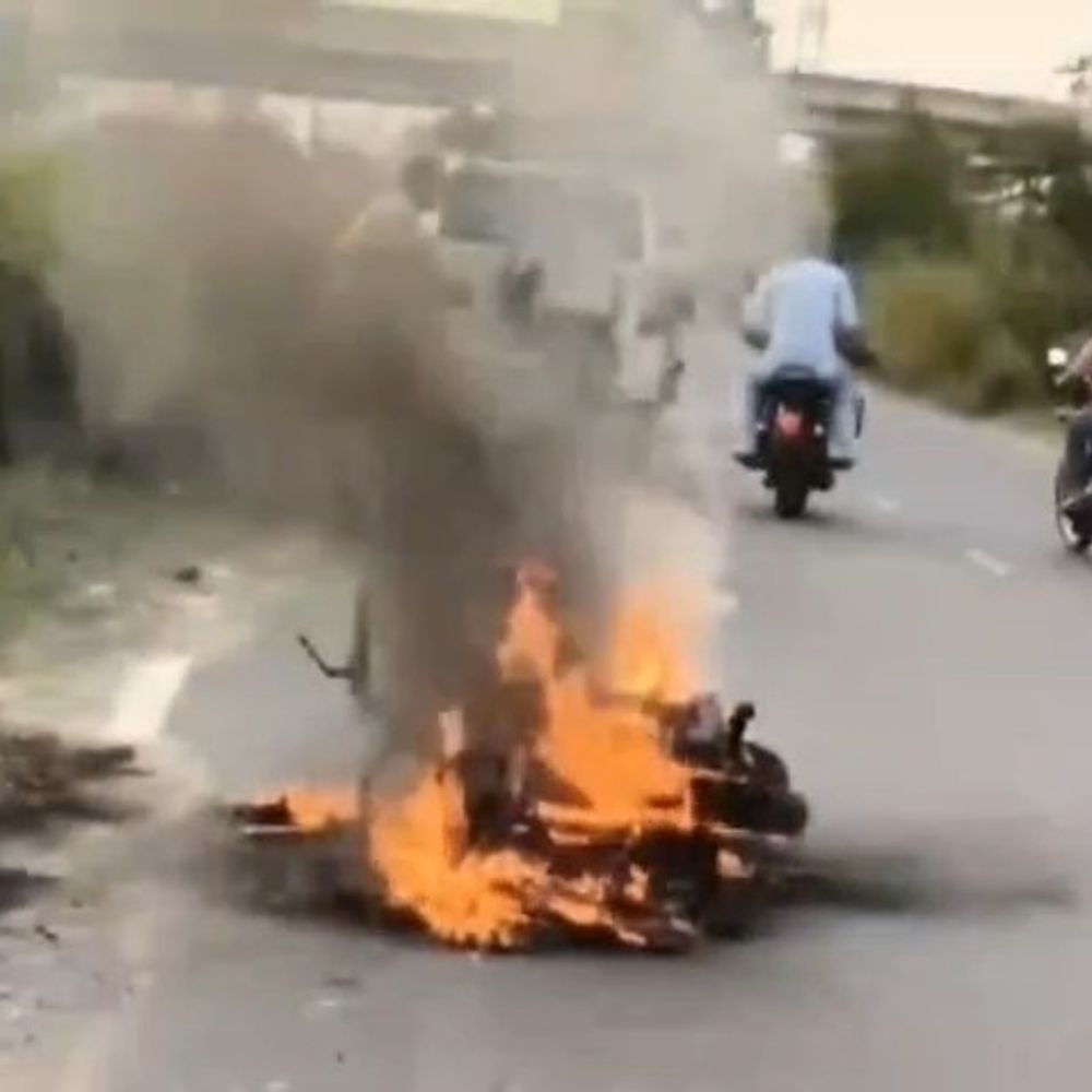 कन्नौज में इलेक्ट्रिक स्कूटी में लगी आग, VIDEO:जनगणना ड्यूटी से लौट रहे टीचर देवर-भाभी ने कूदकर बचाई जान