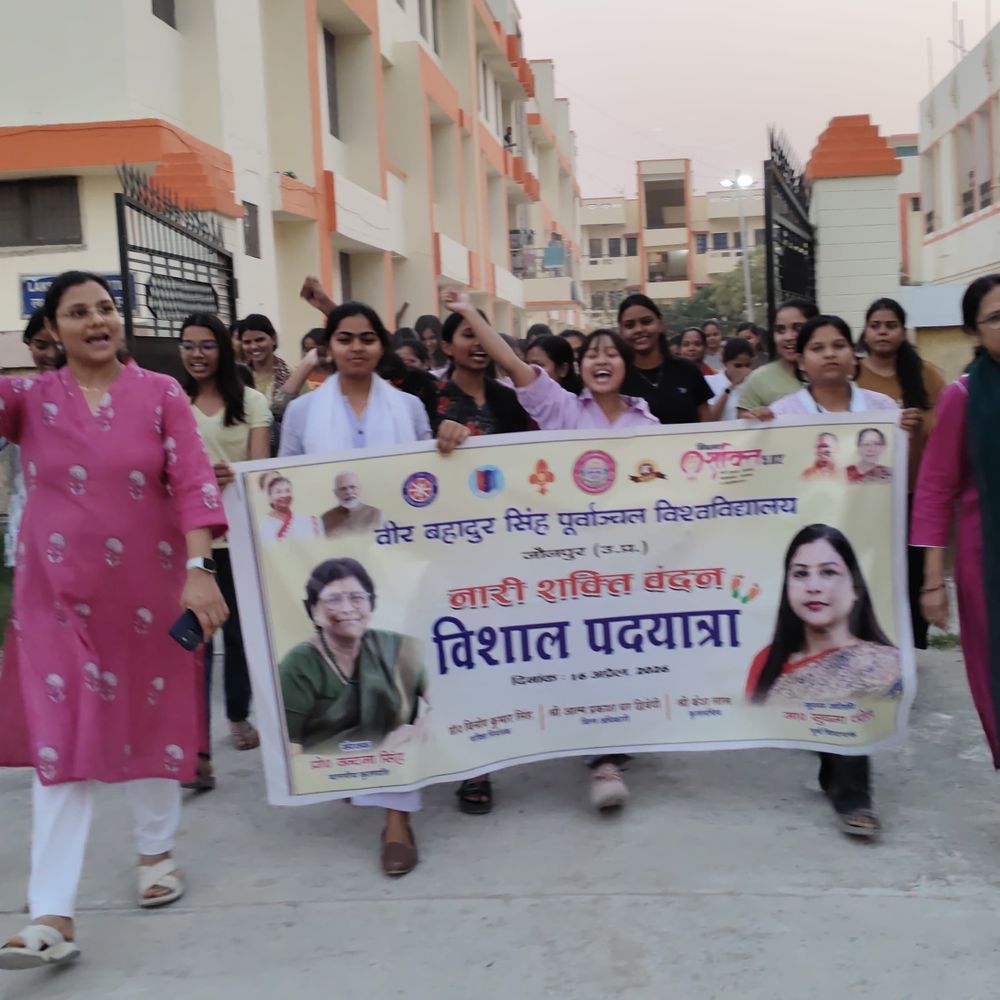 जौनपुर में छात्राओं ने नारी शक्ति वंदन पदयात्रा निकाली:विश्वविद्यालय परिसर में गूंजे नारी सशक्तिकरण के नारे