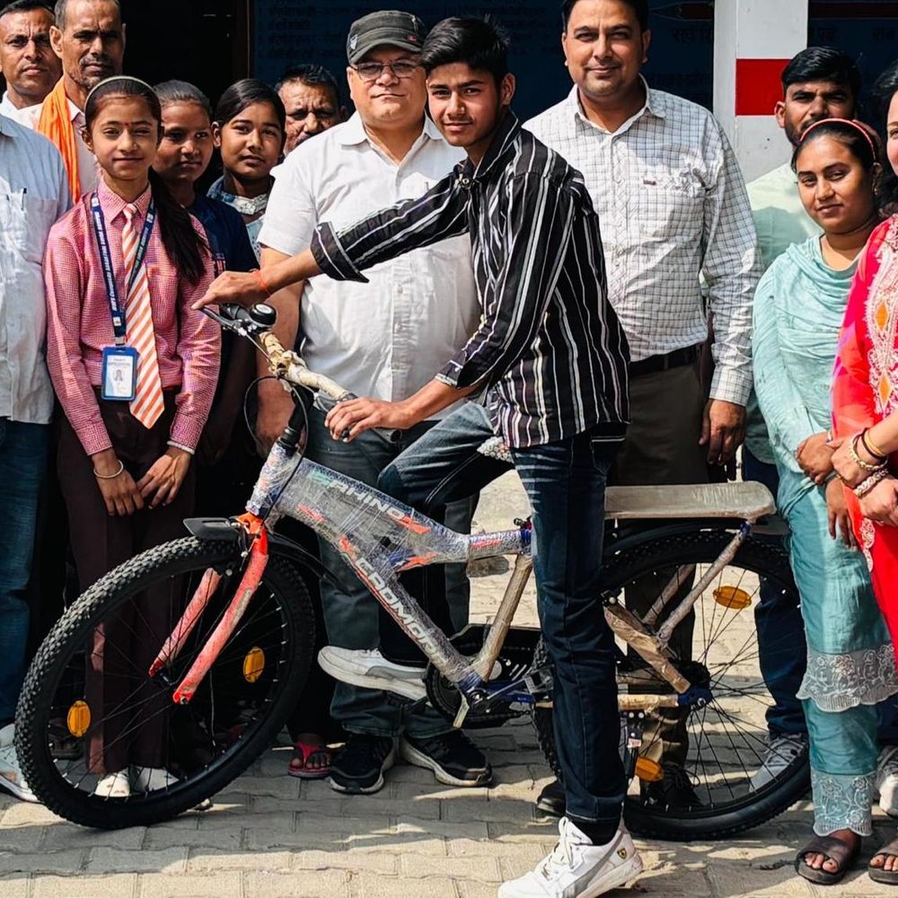 राष्ट्रीय आय परीक्षा में उत्कर्ष जिला टॉपर:साइकिल मैन सत्येंद्र पांडे ने साइकिल भेंट कर किया सम्मानित