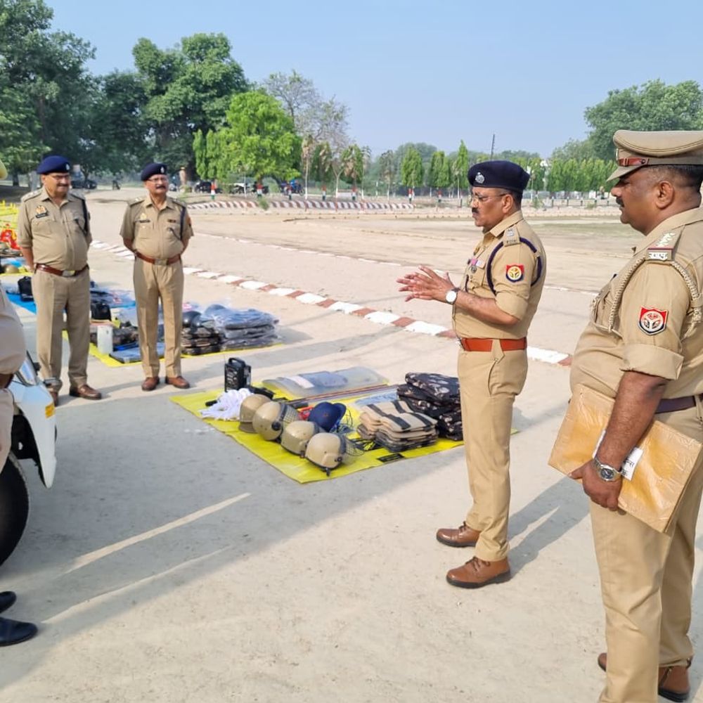 पुलिस अधीक्षक ने मऊ पुलिस लाइन परेड का निरीक्षण किया:साफ-सफाई व्यवस्था का जायजा, आवश्यक दिशा-निर्देश दिए