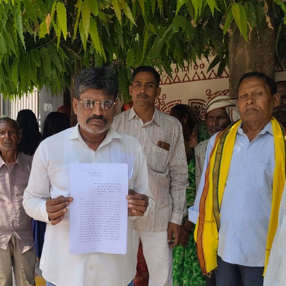 सुल्तानपुर में सरकारी तालाब-श्मशान भूमि पर कब्जा:ग्रामीणों ने अवैध निर्माण हटाने के लिए DM से की शिकायत, अवैध बिक्री का आरोप