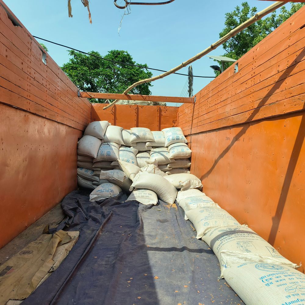 घाटमपुर में SDM-तहसीलदार का छापा, 700 बोरी गेहूं जब्त:व्यापारी के घर से सरकारी बोरियों में लद रहा था अनाज