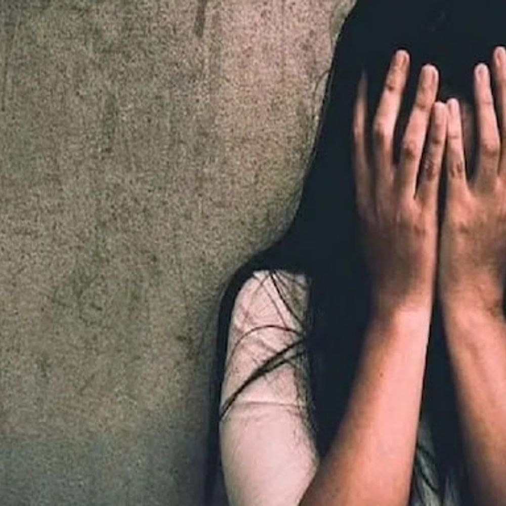 लखनऊ में नकली सोना देकर 5 लाख की ठगी::मां ने आरोप लगाया, 2 बच्चों का पिता, बेटी को बहला-फुसलाकर ले गया