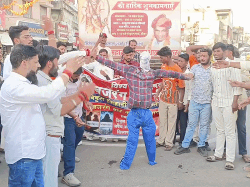 लव जिहाद के खिलाफ सीकर में विरोध-प्रदर्शन:  विश्व हिंदू परिषद व बजरंग दल ने फूंका जिहादी मानसिकता का पुतला – Sikar News