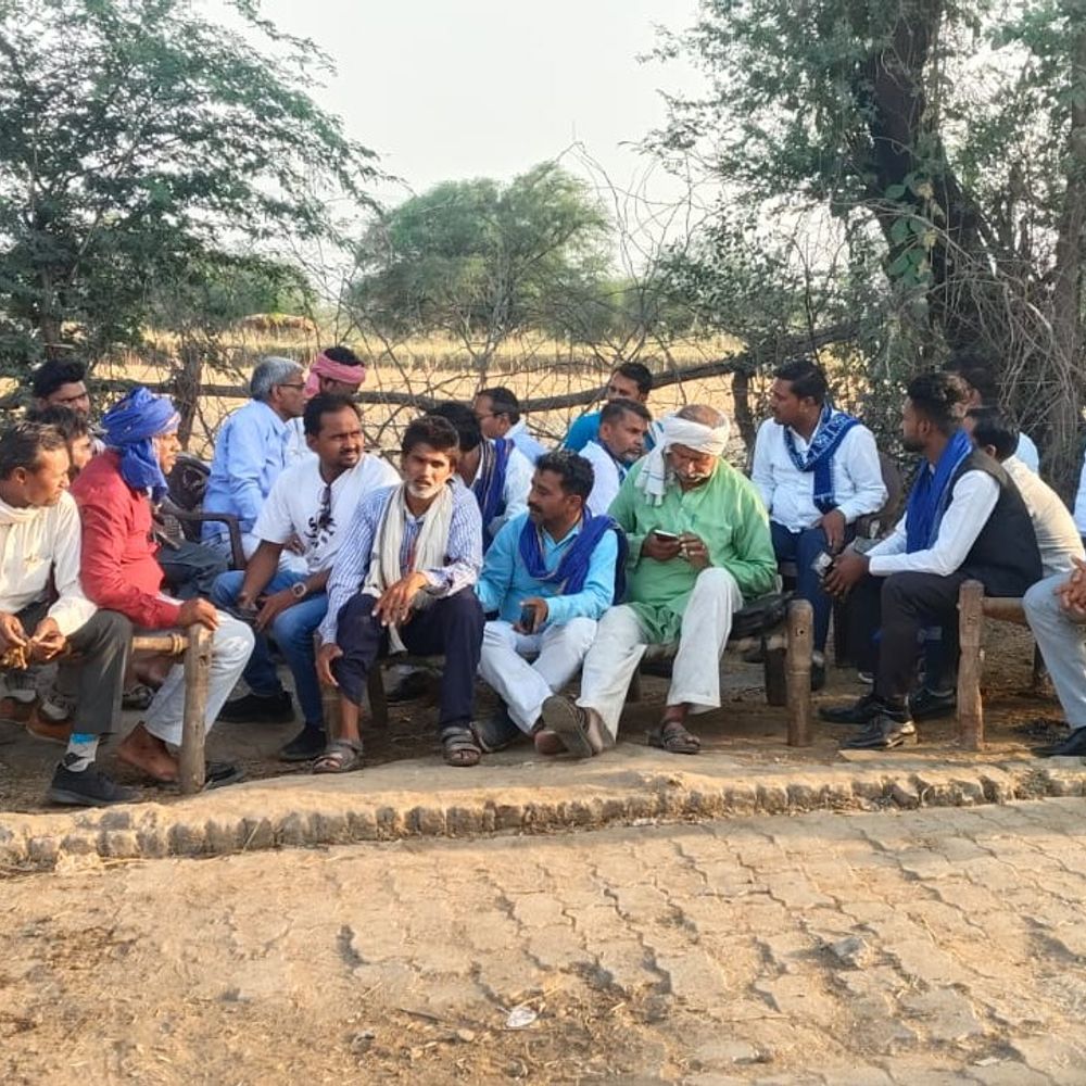 पहाड़ी में पीड़ित परिवार से मिला भीम आर्मी प्रतिनिधिमंडल:आजाद समाज पार्टी के साथ मिलकर न्याय दिलाने का दिया भरोसा