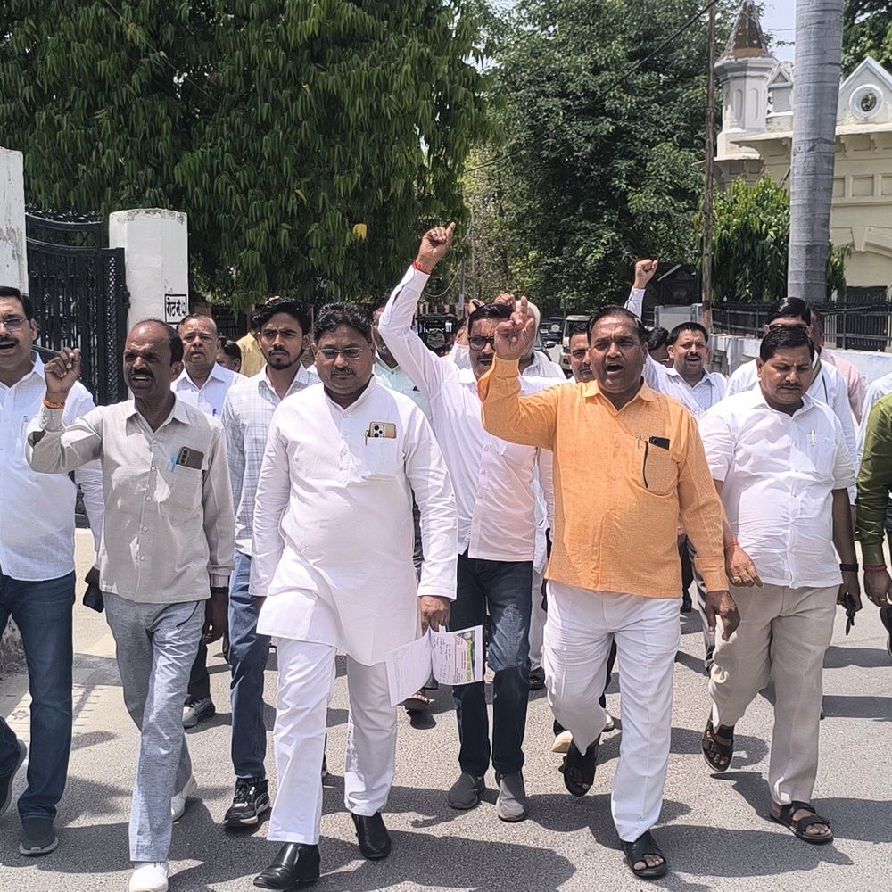 मैनपुरी में ग्राम प्रधानों का कलेक्ट्रेट पर प्रदर्शन:पंचायत चुनाव समय पर कराने या विस्तार देने की उठी मांग, सीएम को भेजा ज्ञापन