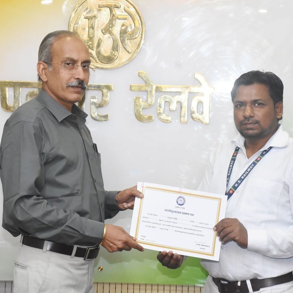 मालगाड़ी दुर्घटनाग्रस्त होने से बची, स्टेशन मास्टर ने रोका:उझानी के अनुराग सिंह को जीएम ने 'सेफ्टी स्टार' से नवाजा