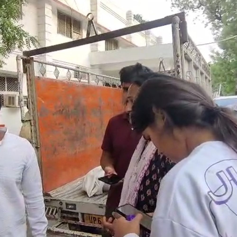 टीचर पत्नी पति का शव लेकर DM कार्यालय पहुंची:संपत्ति विवाद में जहर देने का आरोप, जिलाधिकारी से कार्रवाई की मांग