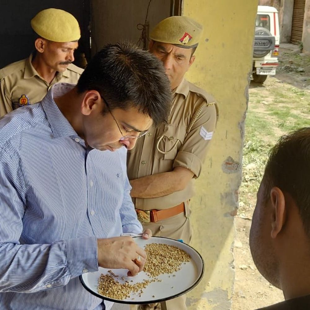 डीएम ने वर्षा प्रभावित गेहूं खरीदने के दिए निर्देश:हाथरस में किया गेहूं क्रय केंद्र का निरीक्षण, पारदर्शिता पर रहा फोकस