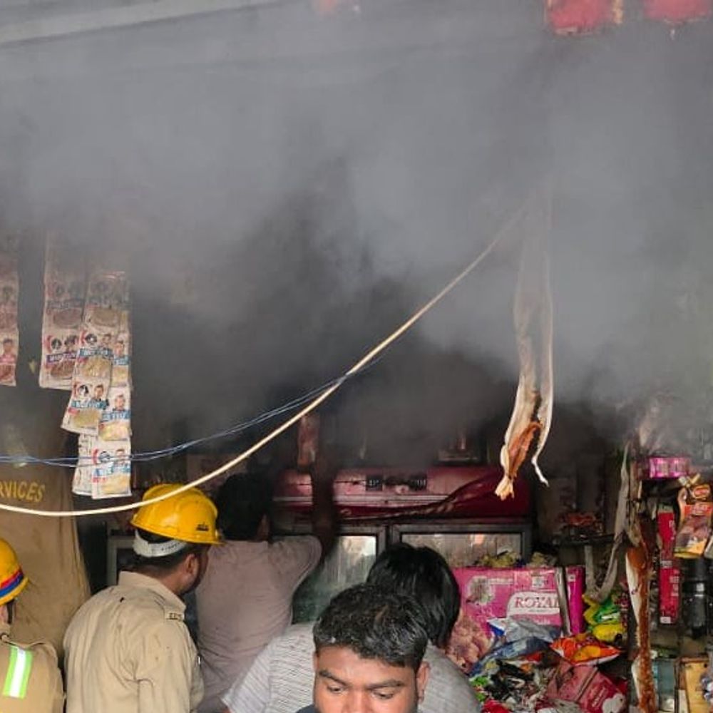 किराने की दुकान में शॉर्ट सर्किट से आग लगी:मुजफ्फरनगर में लाखों का सामान जला, फायर ब्रिगेड ने आग पर काबू पाया