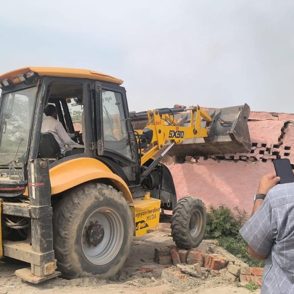 मथुरा में अवैध कॉलोनियों पर एमवीडीए का बुलडोजर चला:14 हजार वर्ग मीटर क्षेत्र में ध्वस्तीकरण की कार्रवाई, नक्शा पास नहीं था