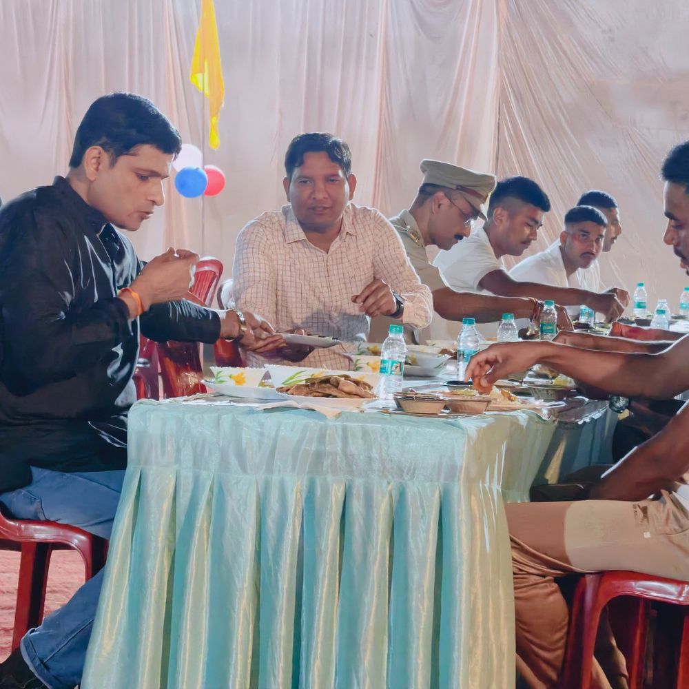 डीआईजी-एसपी ने ट्रेनी सिपाहियों के साथ किया भोजन:'बड़ा भोज' कार्यक्रम में अधिकारियों ने बढ़ाया जवानों का मनोबल