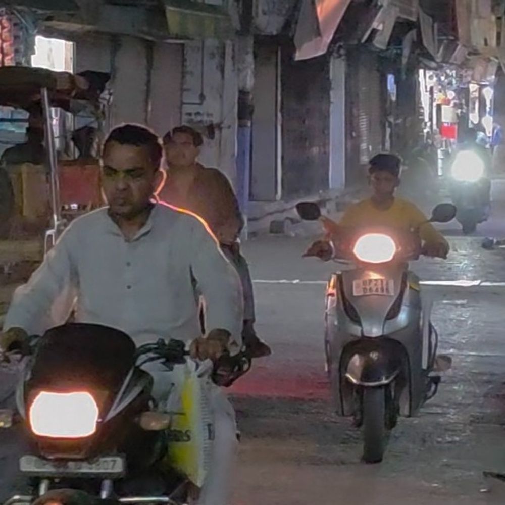 संभल में तेज हवा-बारिश, 10 डिग्री गिरा पारा:200 गांवों की बिजली कटी, पेड़ गिरे, संभल शहर में ट्रिपिंग, फसलों को नुकसान