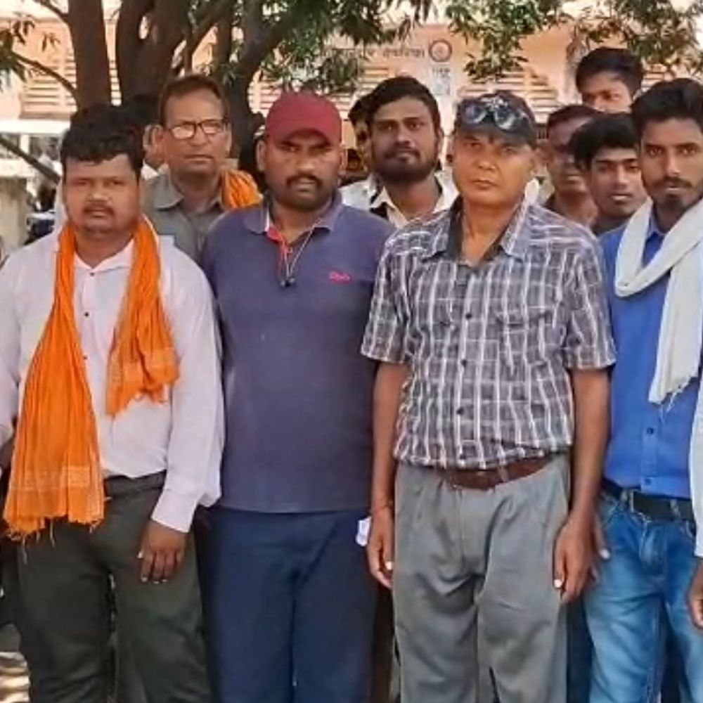 देवरिया में ई-कार्ट डिलीवरी चार्ज घटाया गया:कर्मचारियों ने कलेक्ट्रेट पर प्रदर्शन कर ज्ञापन सौंपा, बोले- गुजारा करना मुश्किल