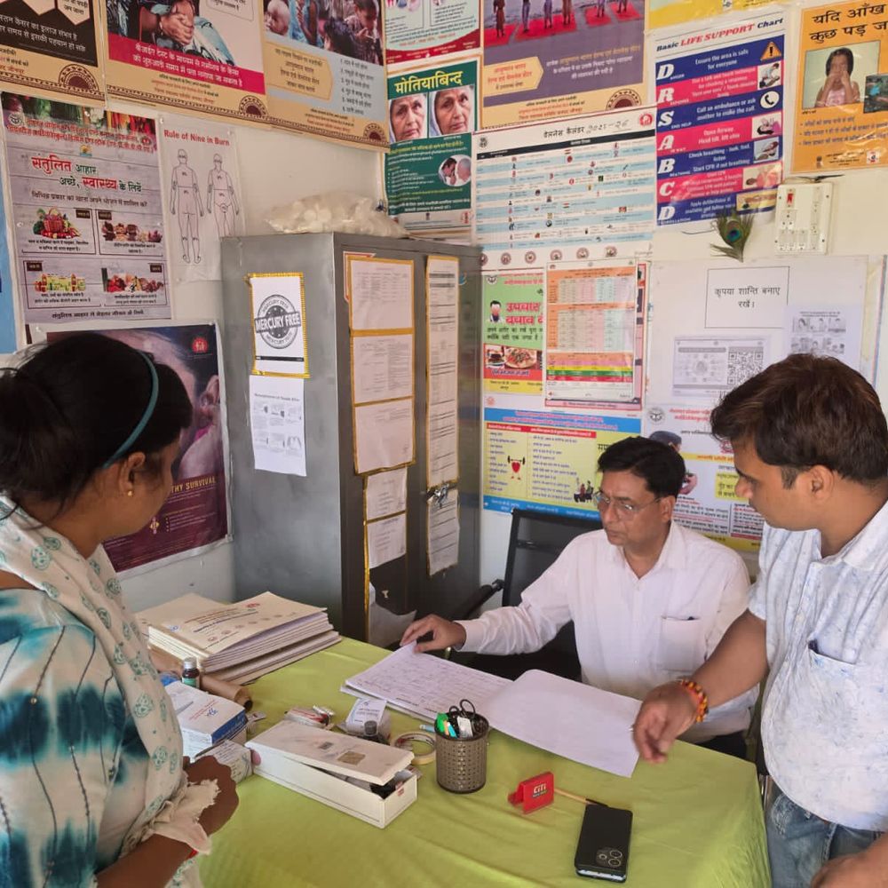 सीएमओ ने महराजगंज सीएचसी का किया निरीक्षण, 5 अनुपस्थित:वेतन रोकने और साफ-सफाई सुधारने के निर्देश दिए