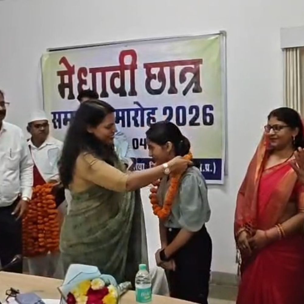उमरिया कलेक्टर ने मेधावी छात्रों को सम्मानित किया:  मेरिट में आने वालों को दिए सफलता के मंत्र; बोलीं- मेहनत का कोई विकल्प नहीं – Umaria News
