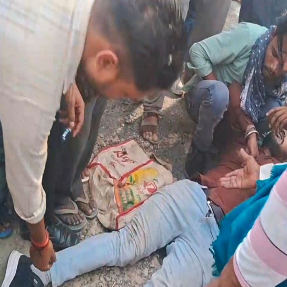 शाहजहांपुर में ट्रैक्टर की टक्कर से 3 युवक घायल:बाइक 15 मीटर घसीटी, ग्रामीणों ने चाबी निकाली, चालक फरार