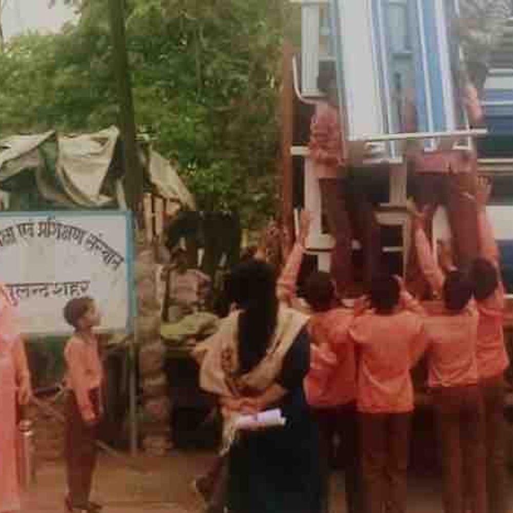 बुलंदशहर में प्राथमिक विद्यालय में बच्चों से उतरवाईं बेंच:डायट परिसर में शिक्षिका पर आरोप, जांच के आदेश दिए गए