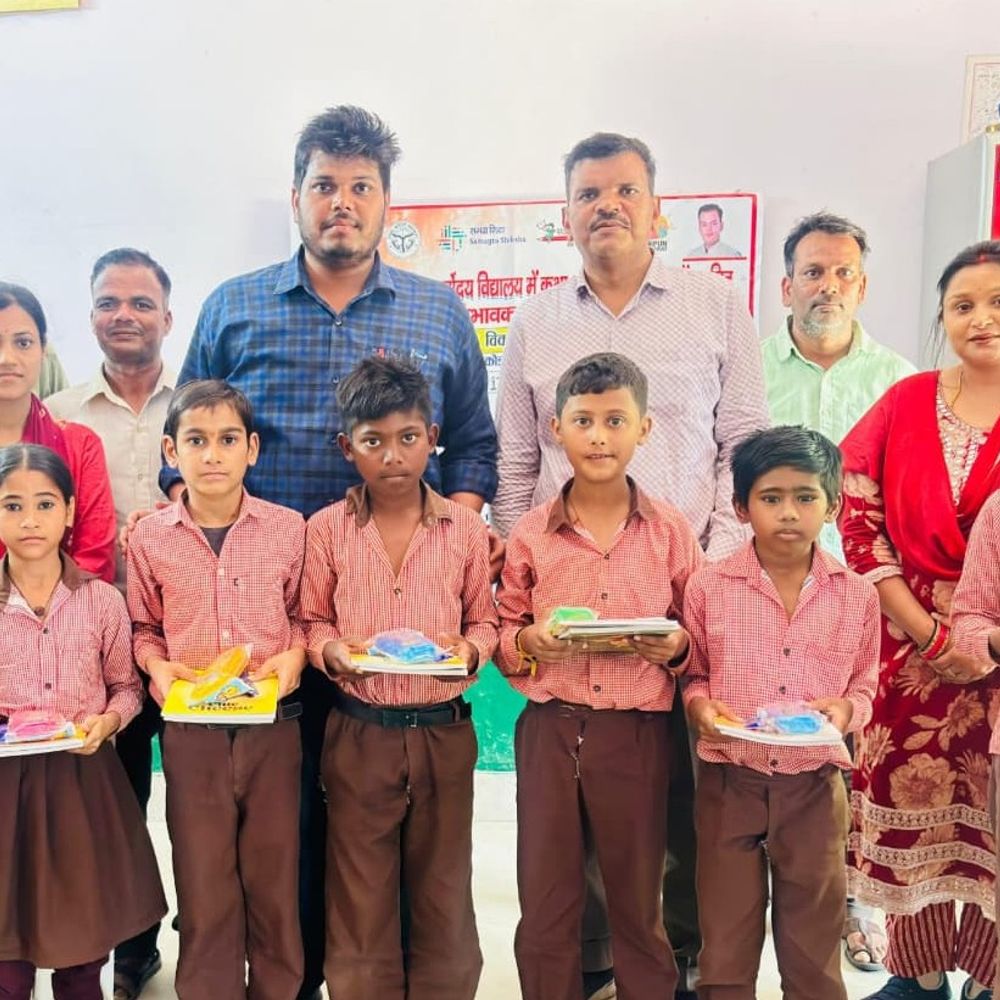 चित्रकूट में 6 छात्रों का सर्वोदय विद्यालय में चयन:खण्ड शिक्षा अधिकारी ने पुरस्कृत कर मुफ्त शिक्षा की जानकारी दी