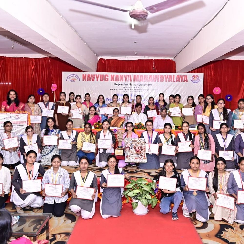नवयुग कन्या महाविद्यालय में वार्षिक समारोह आयोजित:61 छात्राओं को मेडल, नेहा कुमारी को 'नवयुग रत्न' सम्मान