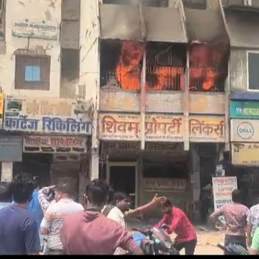 आगरा के संजय प्लेस में लगी आग:स्काई टावर टू में है कंप्यूटर एसेसरीज का गोदाम, फायर ब्रिगेड की टीम ने पाया काबू