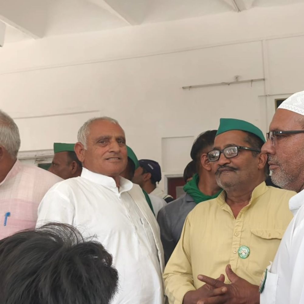 सहारनपुर में किसानों ने डीएम को सौंपा ज्ञापन:बोले- गैस एजेंसी मालिक उपभोक्ताओं को कर रहे परेशान, गेहूं क्रय केंद्र खुलवाए जाएं