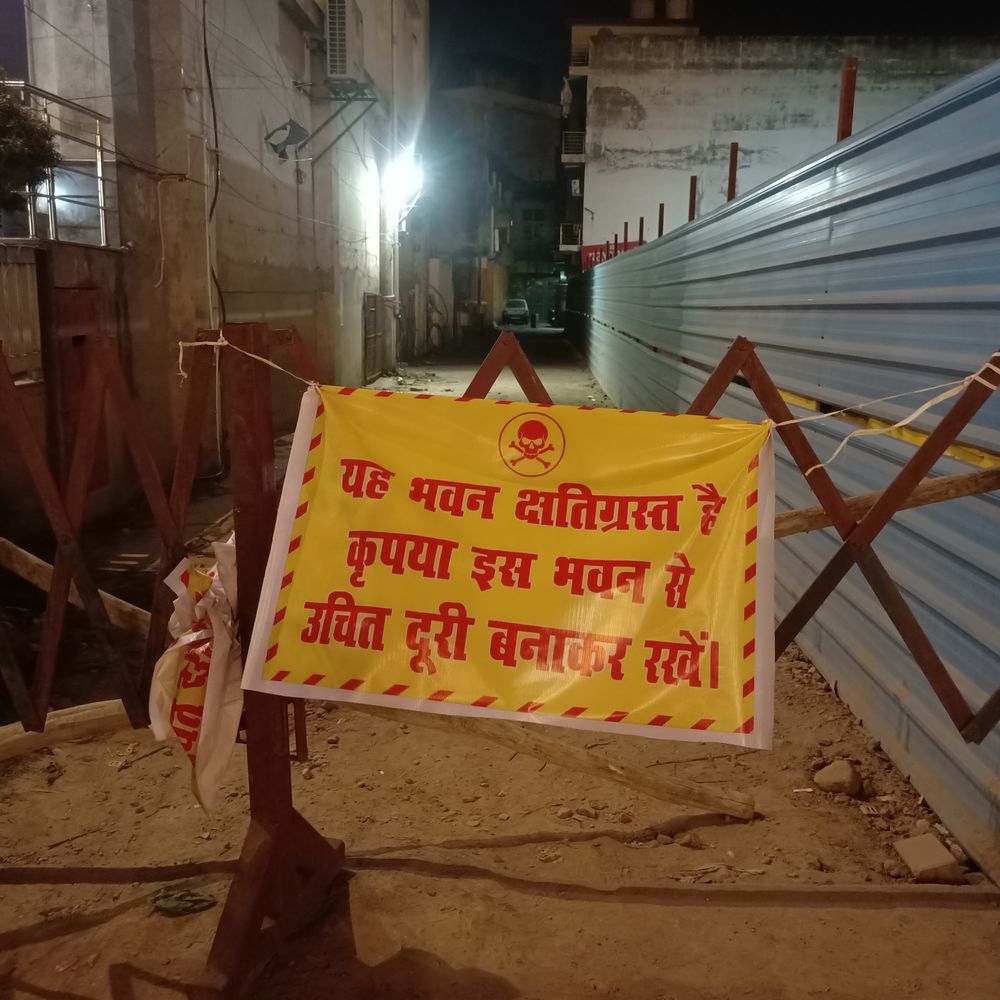 अवैध बेसमेंट खुदाई से मकान झुका:बरेली में तीन मंजिला इमारत में दरारें, प्रशासन ने खाली कराया लगाया भवन क्षतिग्रस्त का बोर्ड