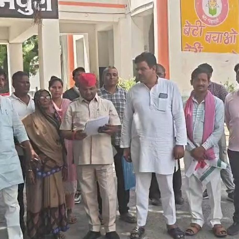 महिला को मृत दिखाकर विरासत दर्ज करने का आरोप:सपा विधायक के साथ डीएम कार्यालय पहुंची, न्याय की गुहार लगाई