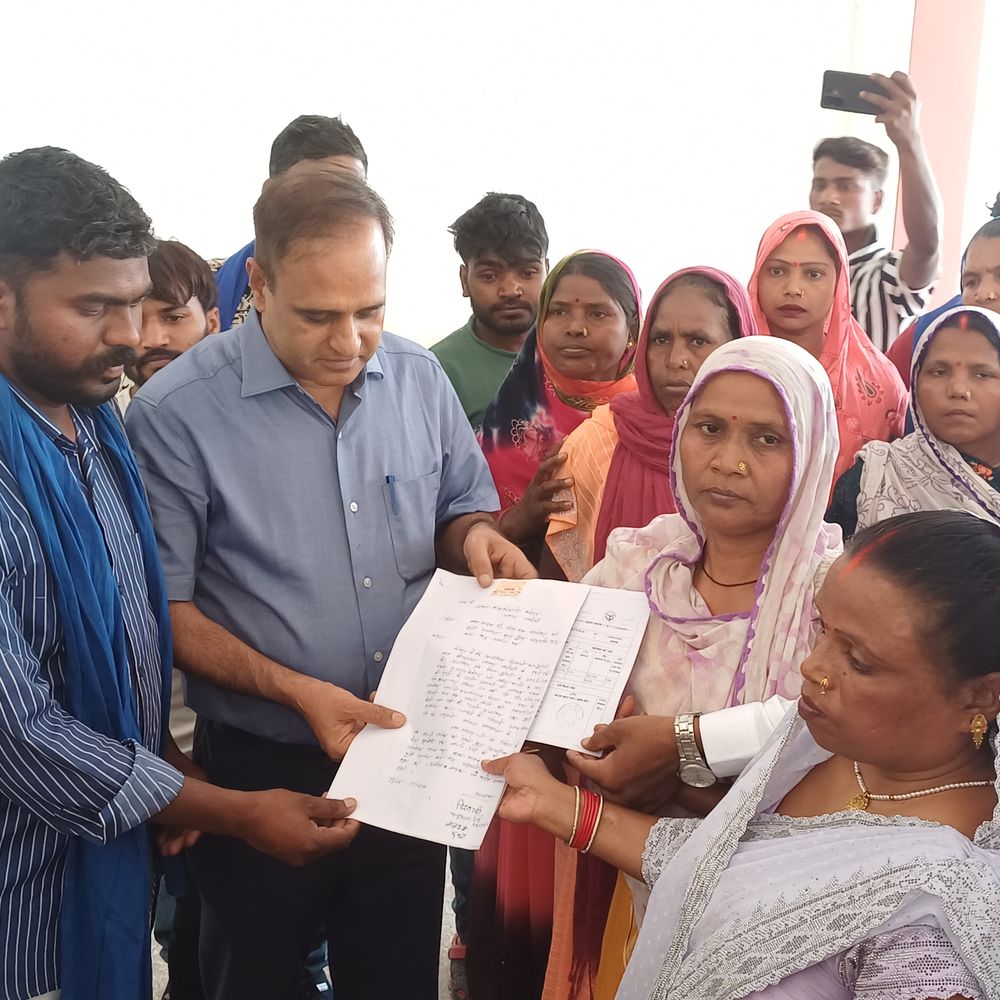 चंदौली में अंबेडकर प्रतिमा स्थापना की मांग:ग्रामीणों ने कलेक्ट्रेट पर किया प्रदर्शन, अधिकारियों ने आश्वासन दिया