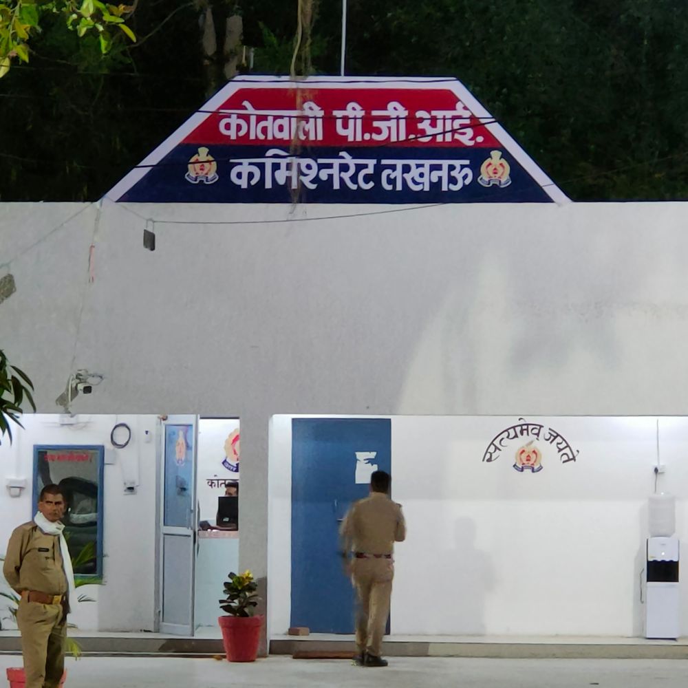 लखनऊ में नेक्सॉन कार ने 4 लोगों को टक्कर मारी:एक की हालत गंभीर, पुलिस कार की तलाश में जुटी