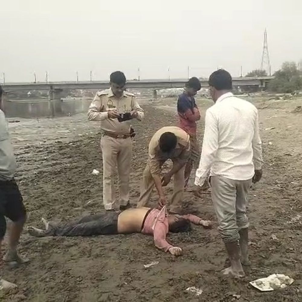 यमुना में मिला अज्ञात युवक का शव:हाथ पर 'कृष्णकांत' लिखा, पुलिस पहचान में जुटी