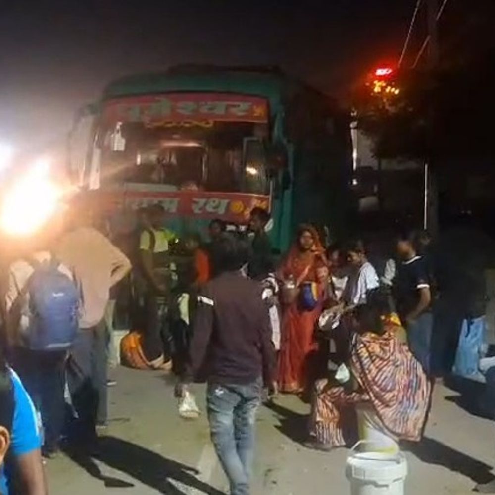 ओवरलोड प्राइवेट बस में 131 यात्री, दो बार फटा टायर:झांसी से गोरखपुर जा रही थी बस सीज, उन्नाव में यात्रियों ने किया हंगामा