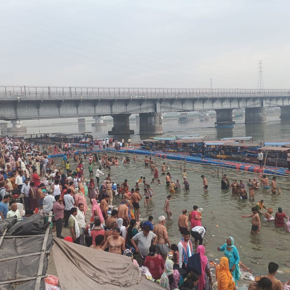 अमरोहा में अमावस्या पर हजारों श्रद्धालुओं ने किया गंगा स्नान:बृजघाट और तिगरी गंगा धाम में उमड़ी भीड़, सुरक्षा के कड़े इंतजाम