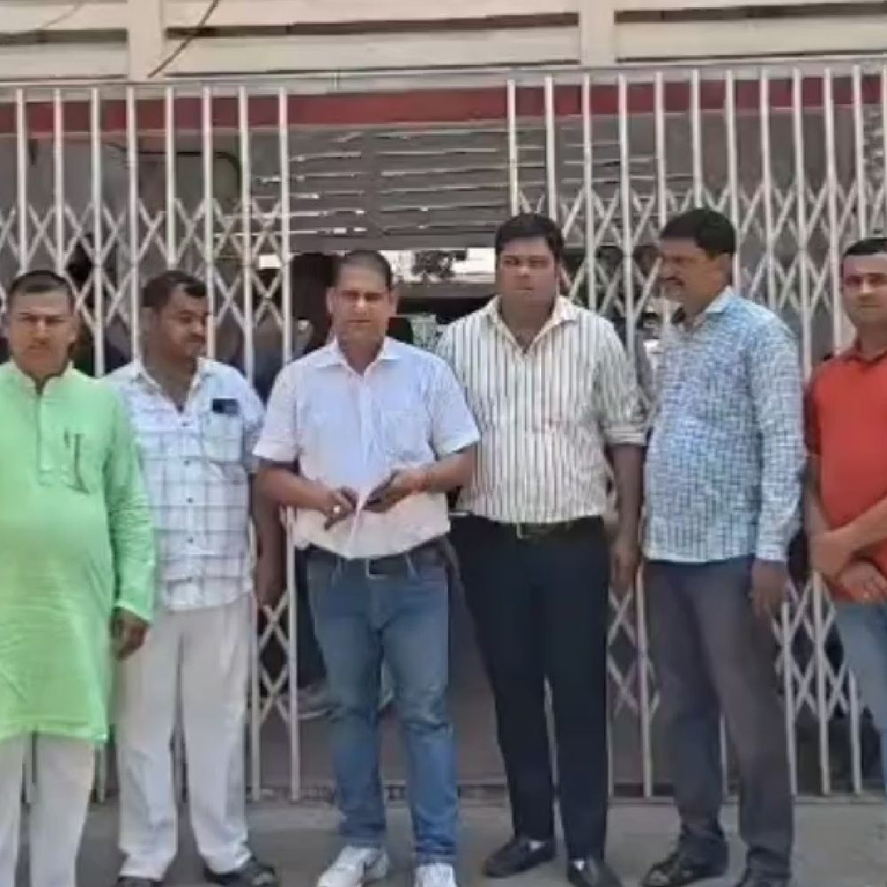 देवरिया में भीषण गर्मी, स्कूल समय बदलने की मांग:बीटीसी शिक्षक संघ ने जिलाधिकारी को सौंपा ज्ञापन