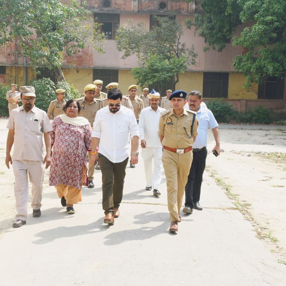 रामपुर में डीएम-एसपी ने परीक्षा केंद्रों का निरीक्षण किया:होमगार्ड भर्ती परीक्षा की व्यवस्थाएं परखीं, निष्पक्षता के निर्देश