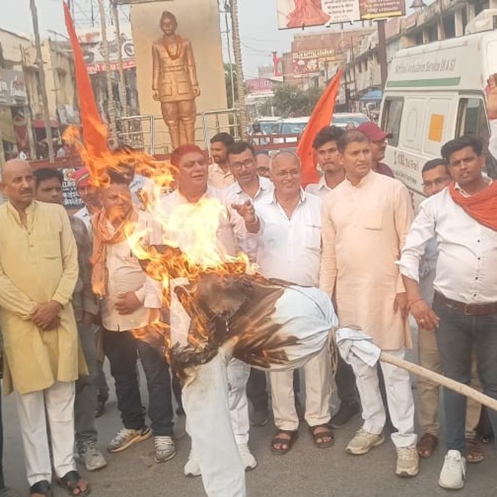 देवरिया में बजरंग दल ने किया प्रदर्शन:सामाजिक चुनौतियों और अवैध गतिविधियों पर कड़ी कार्रवाई के लिए फूंका पूतला