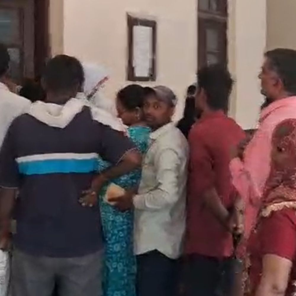 शादी सीजन में डीएसओ कार्यालय पर उमड़ी भीड़:गैस सिलेंडर के लिए 2,000 से अधिक आवेदन, लग रही लंबी लाइन