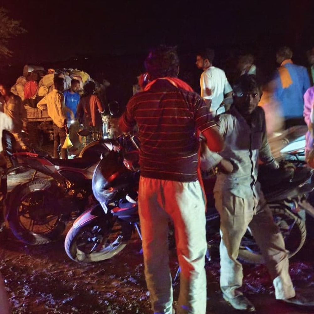 बांदा में ट्रेलर ने ट्रैक्टर को टक्कर मारी:चालक और महिला मजदूर की मौत, दो गंभीर घायल