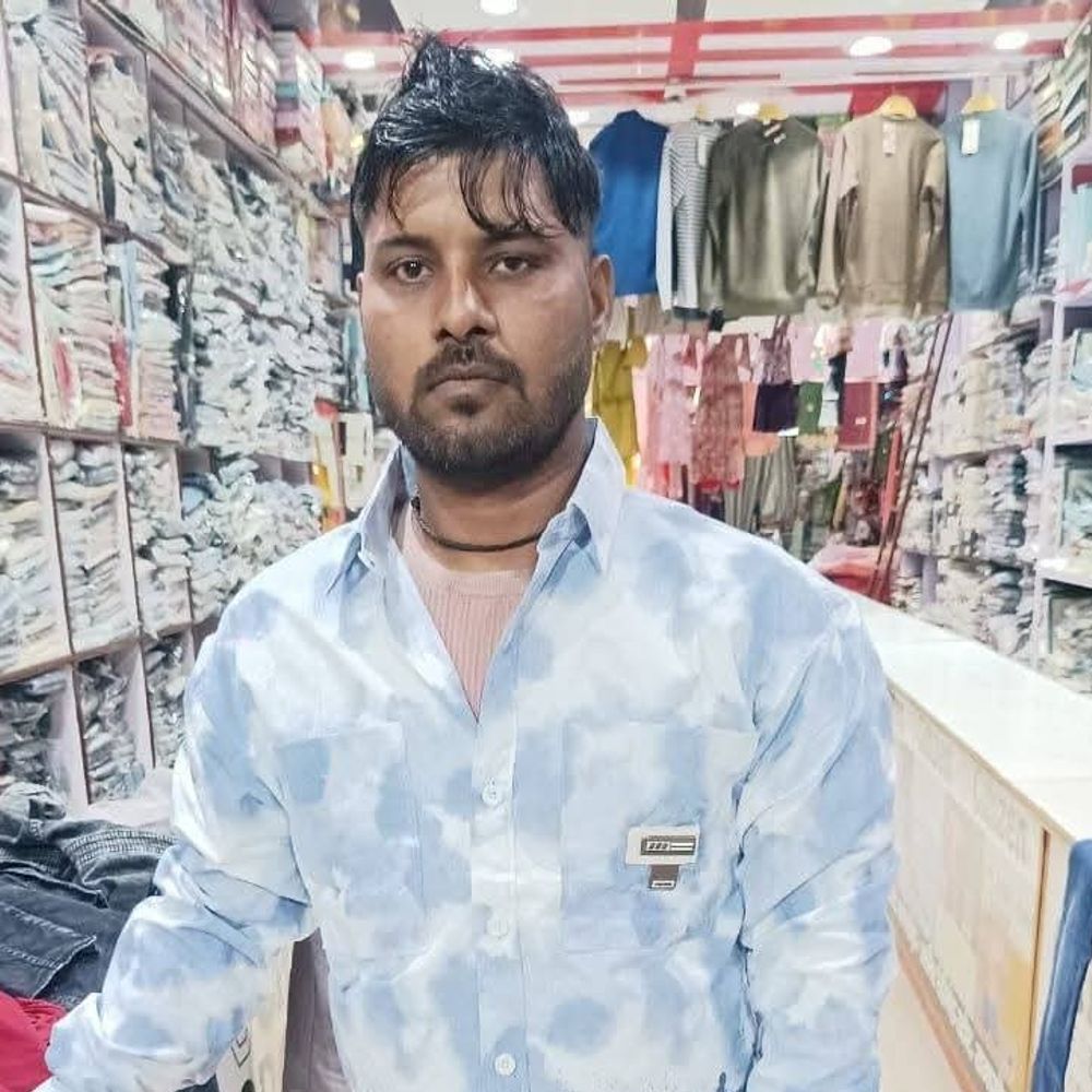 आगरा में ट्रांसफॉर्मर से करंट लगने से किसान की मौत:खेत पर काम करते समय हुआ हादसा, दो दिन बाद भतीजी की थी शादी