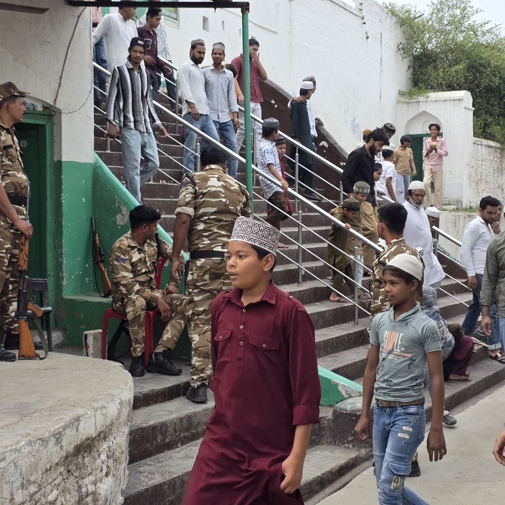 संभल जामा मस्जिद में हुई जुमे की नमाज:कड़ी सुरक्षा में 400 लोगों ने अदा की नमाज, सीसीटीवी से हुई निगरानी