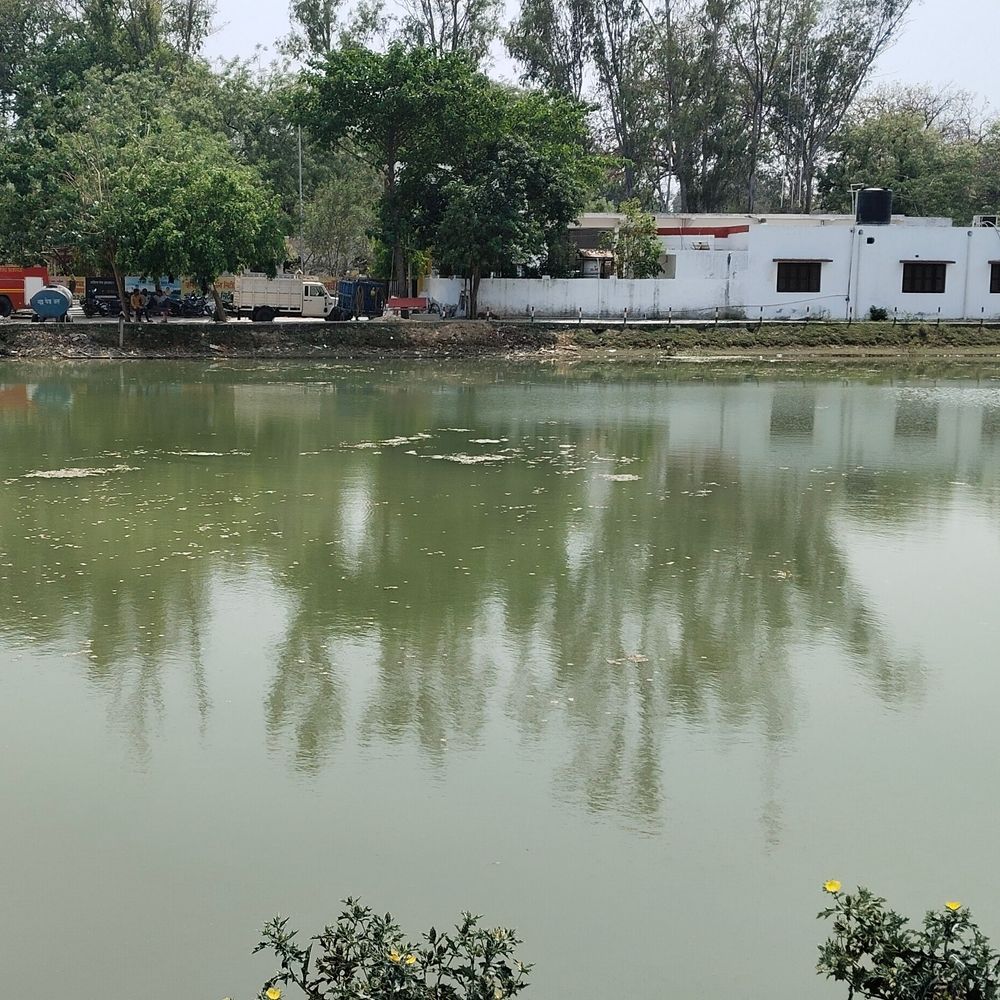 9 वर्षीय बालक की तालाब में डूबने से मौत:रायबरेली में सीढ़ियों पर पैर फिसलने से हुआ हादसा, नहाने गया था बच्चा