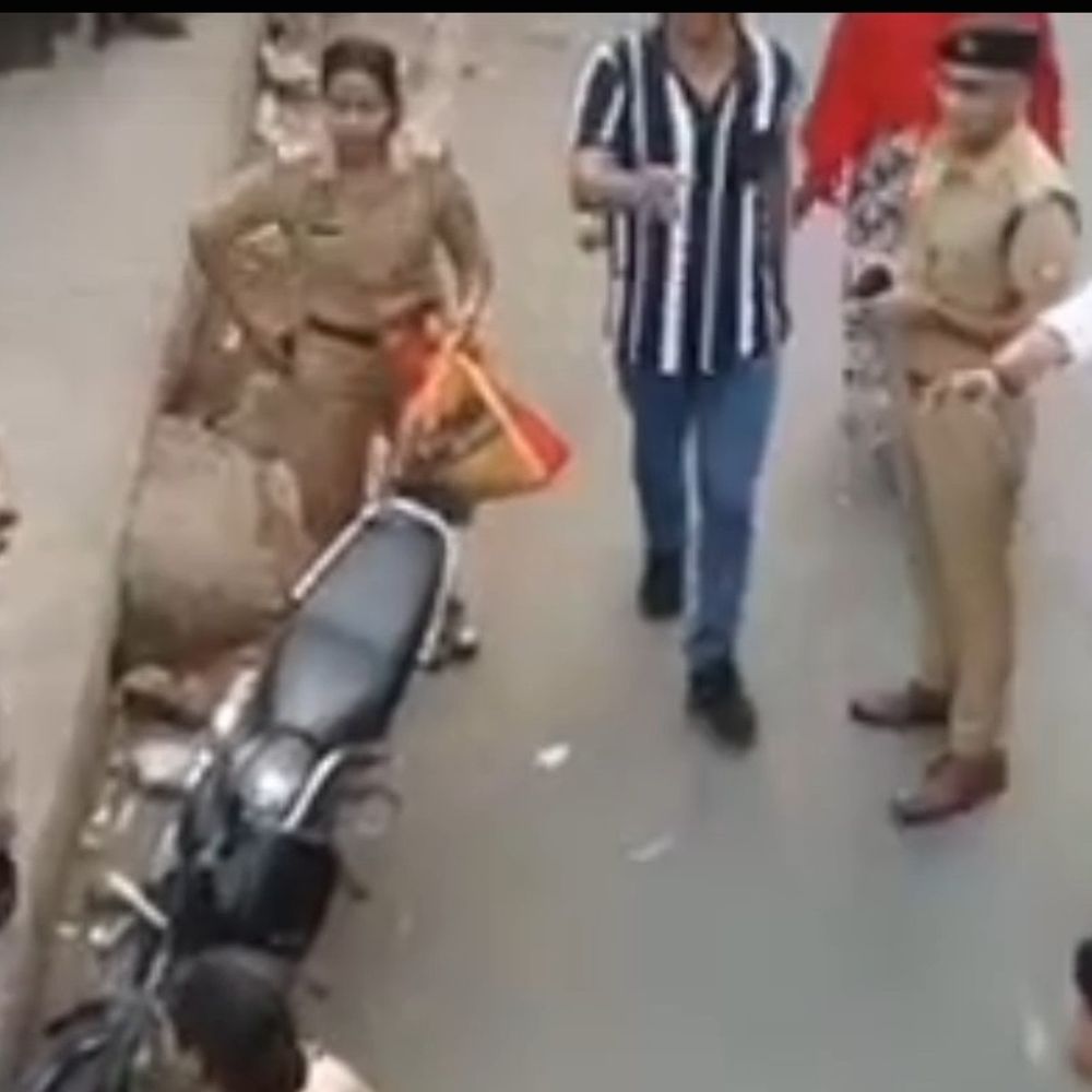 कानपुर में गांजा बेचने के मामले में दो सिपाही निलंबित:थाने से 100 मीटर दूरी पर हो रही थी बिक्री, ड्रोन से रेकी कर पुलिस ने पकड़ा था