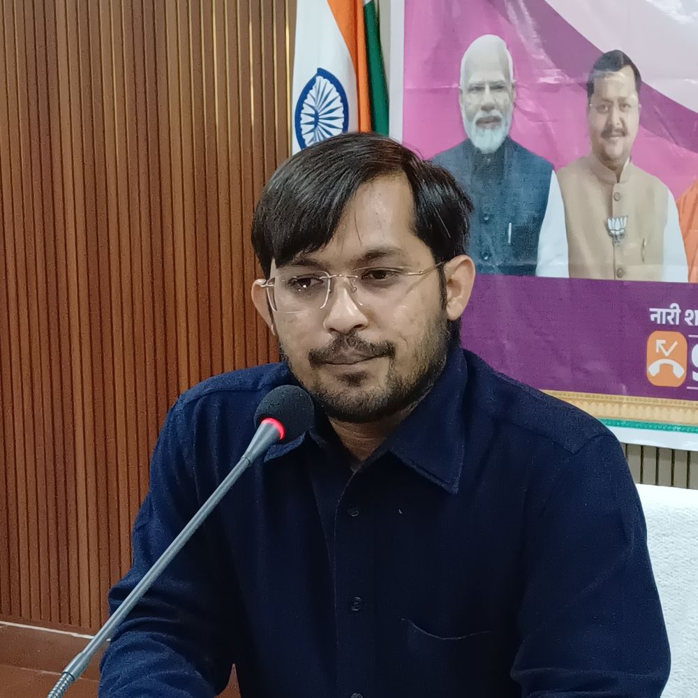 नारी शक्ति वंदन कार्यक्रम, पोस्टर से महिलाओं की तस्वीरें गायब:चंदौली में डीएम ने अधिनियम पर विचार प्रस्तुत किए