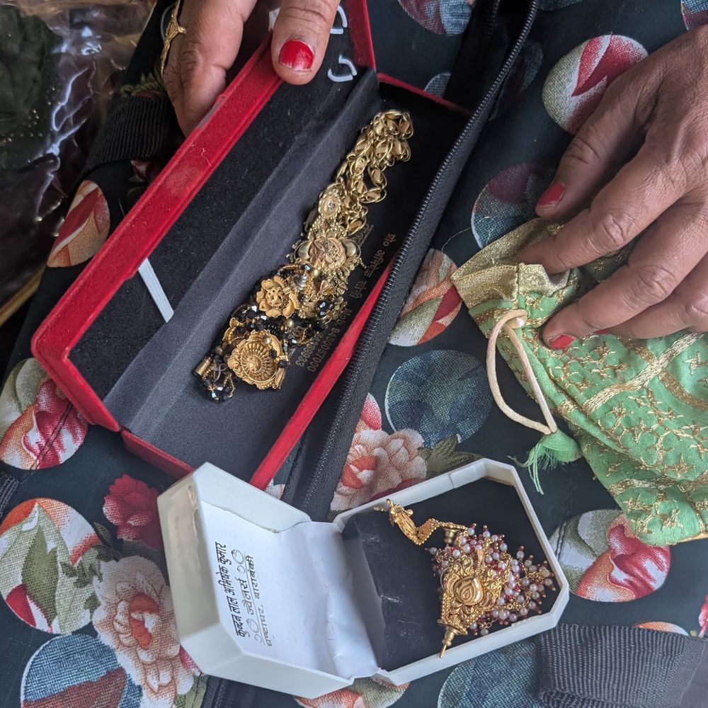 बाराबंकी में 2 घंटे में मिला जेवरात से भरा बैग:ऑटो में भूल गई थी महिला, पुलिस की तत्परता से 5 लाख के गहने वापस मिले